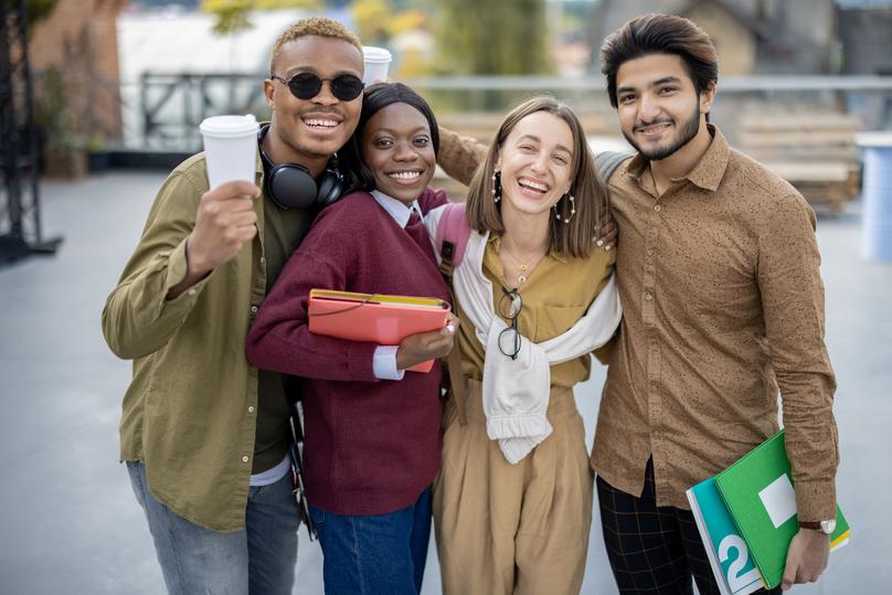 make friends while studying abroad