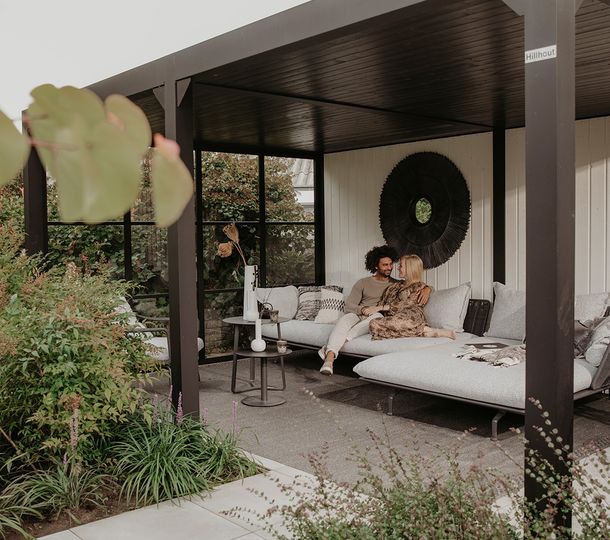 luxe zwarte overkapping hillhout tuin