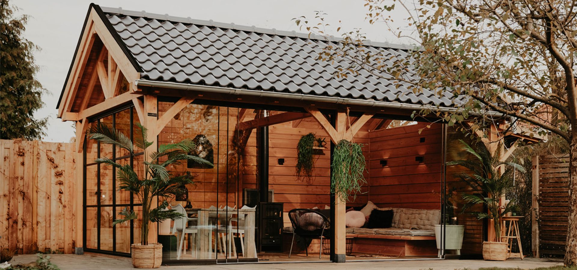 Houten buitenverblijf met zadeldak