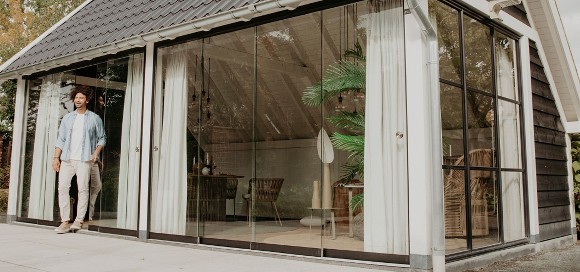 Man loopt uit een buitenverblijf kapschuur