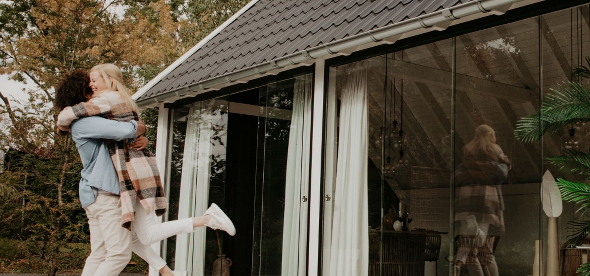 Twee mensen die in elkaars armen springen