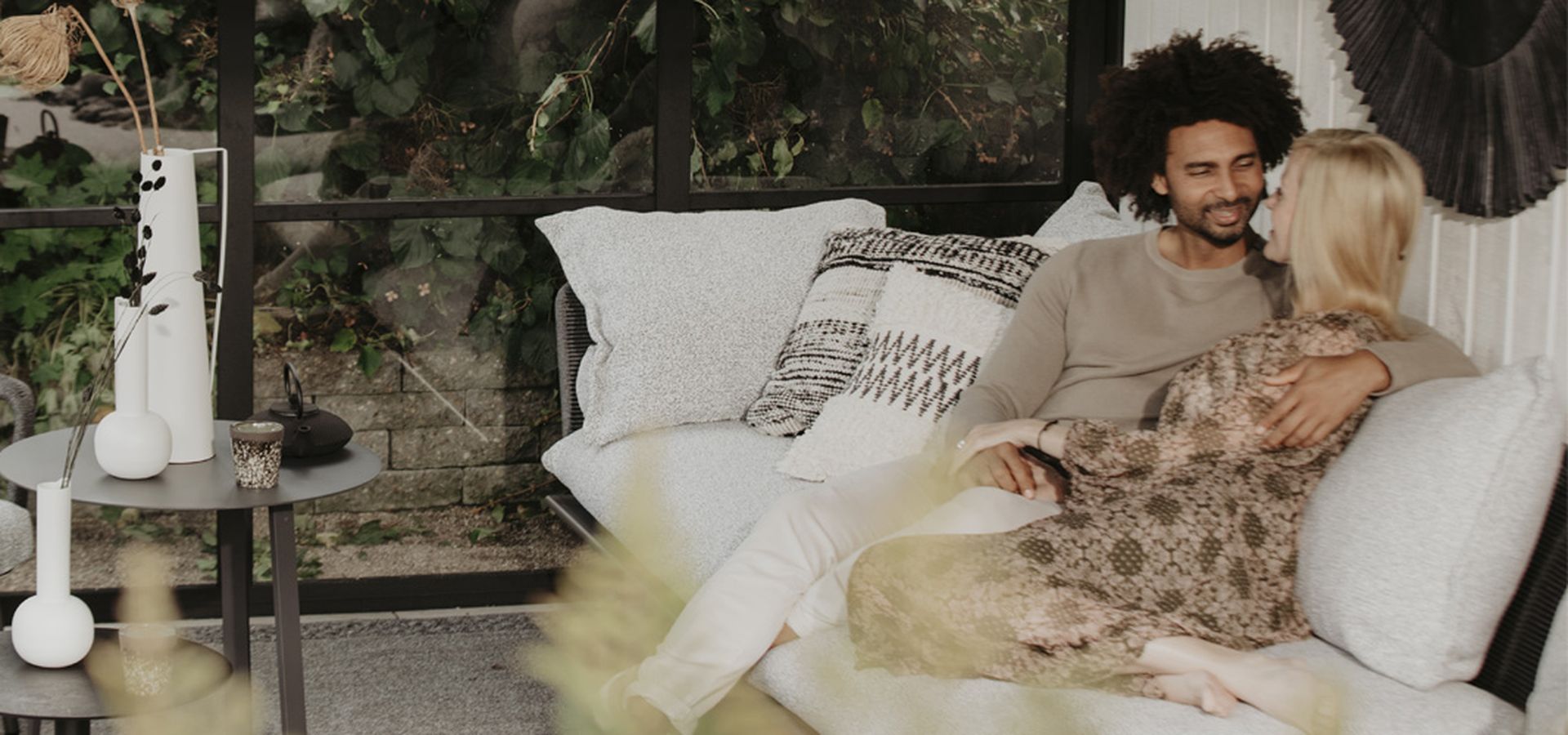 Man en vrouw genieten in een Hillhout overkapping