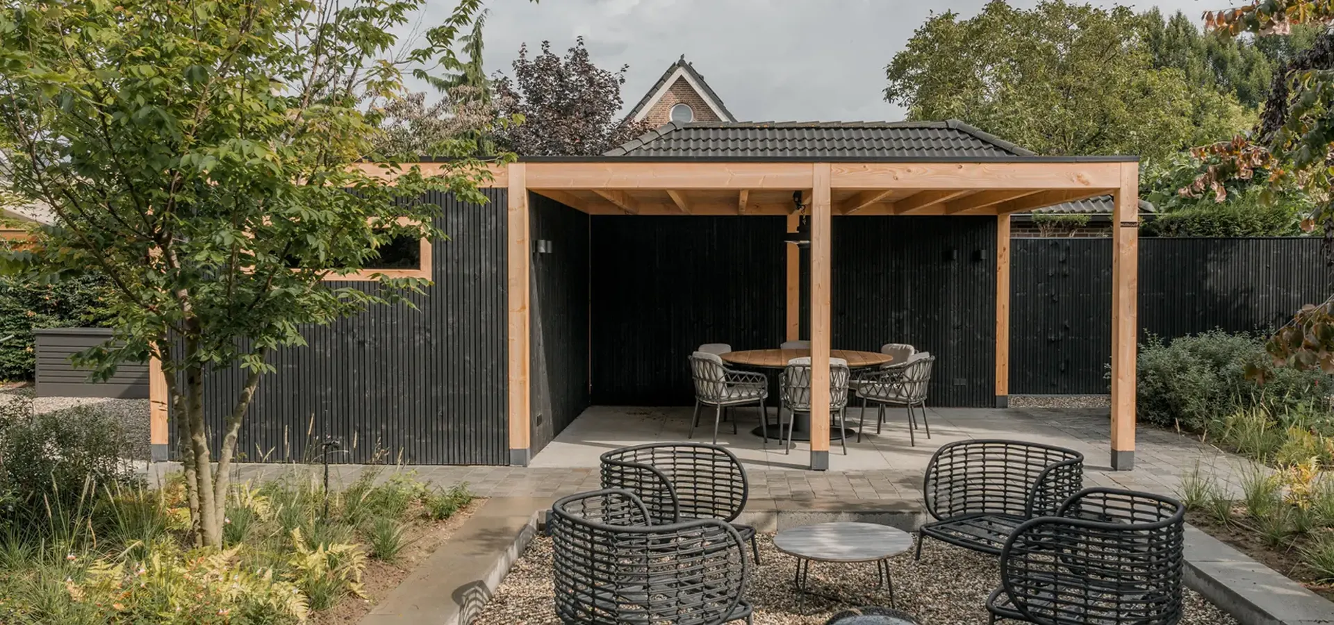 Exterieur van een strakke houten overkapping