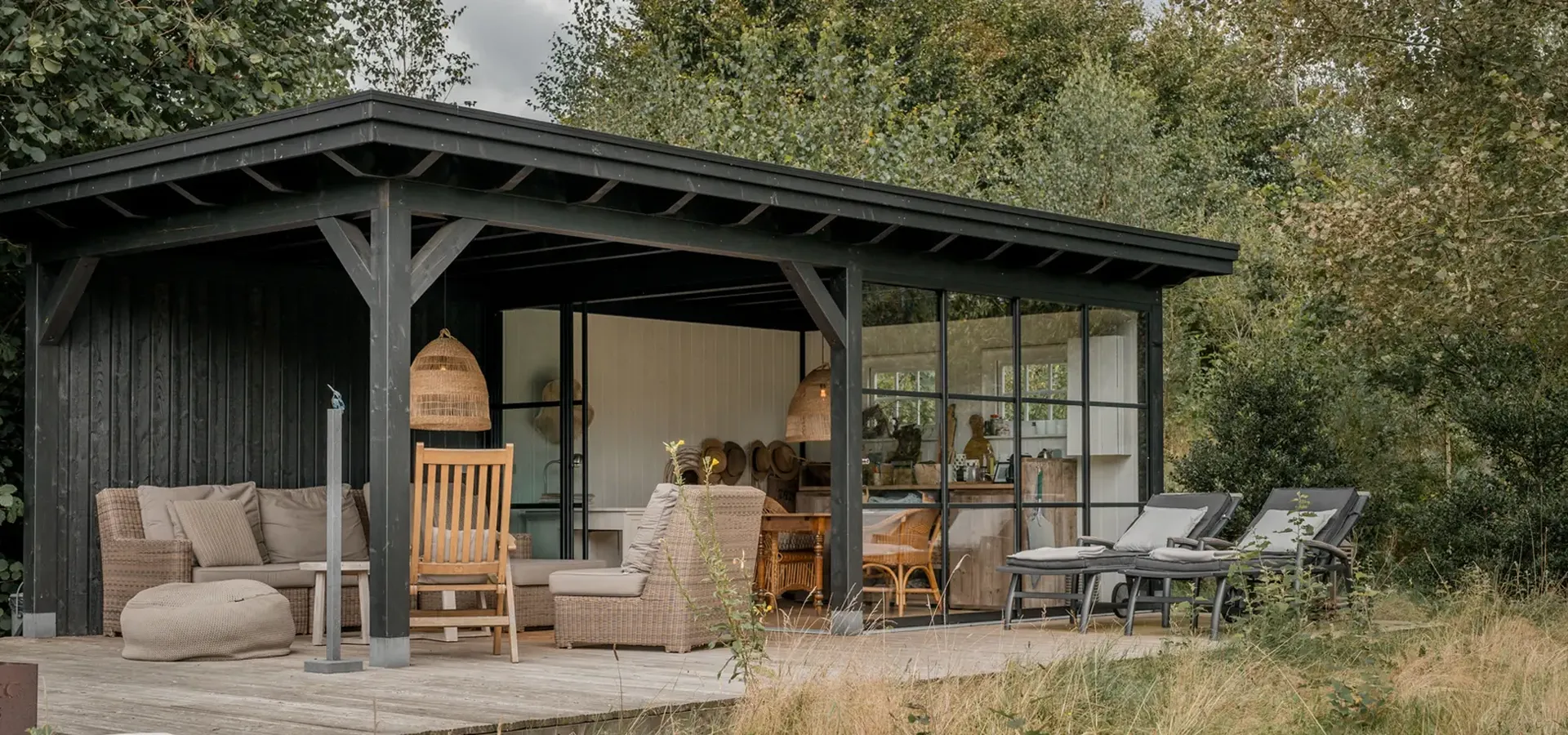 Exterieur van een zwarte vrijstaande overkapping