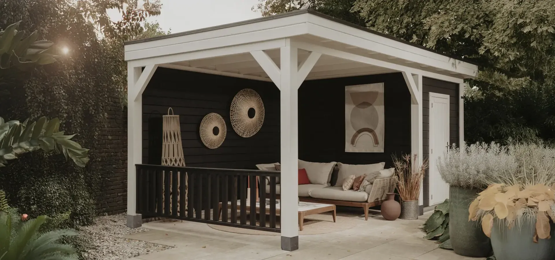 Houten zwart wit overkapping