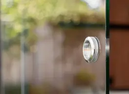 Close up van deurknop van glazen schuifwand