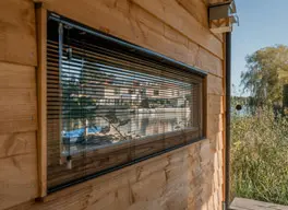 close up van raam in een houten buitenverblijf