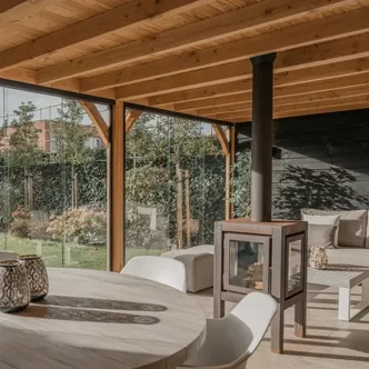 Houten buitenverblijf met lounge en keuken