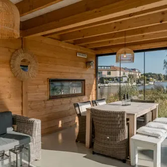 binnenzijde van een houten overkapping