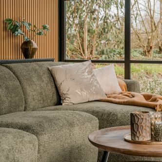 Houten buitenverblijf close up van loungebank