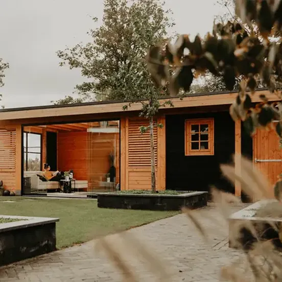 zwart en houtkleurig buitenverblijf