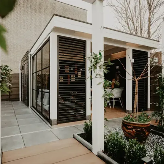 Zwart witte overkapping aan huis