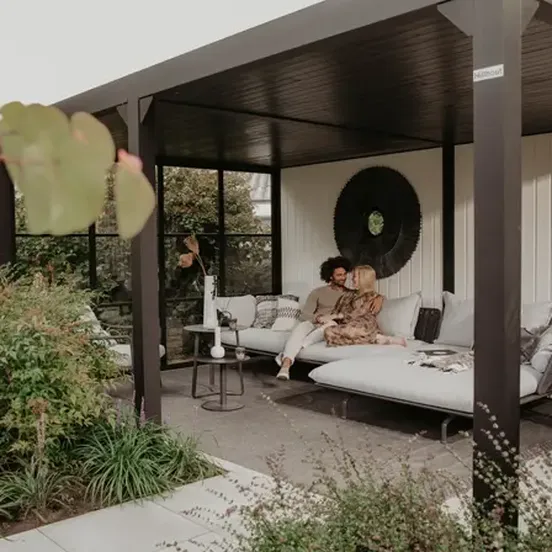 aluminium buitenverblijf met houten achterwanden