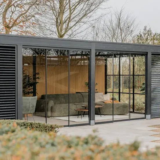 Strak buitenverblijf met glazenschuifwanden