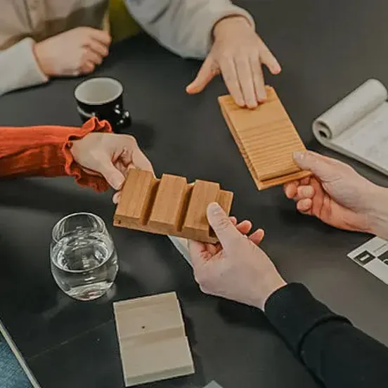 Handen voelen aan stukjes hout