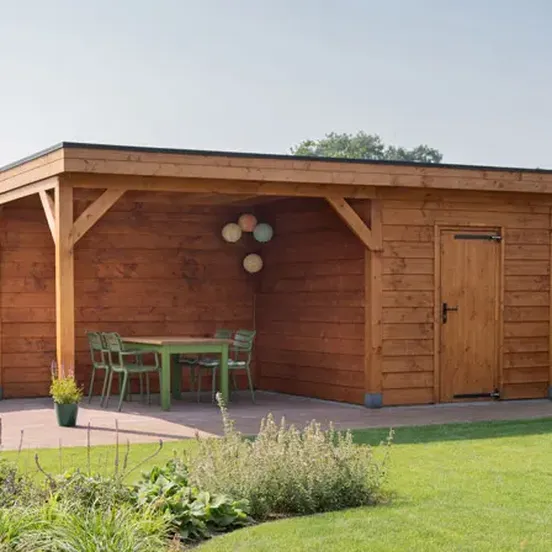 Houten overkapping met zithoek en opbergruimte