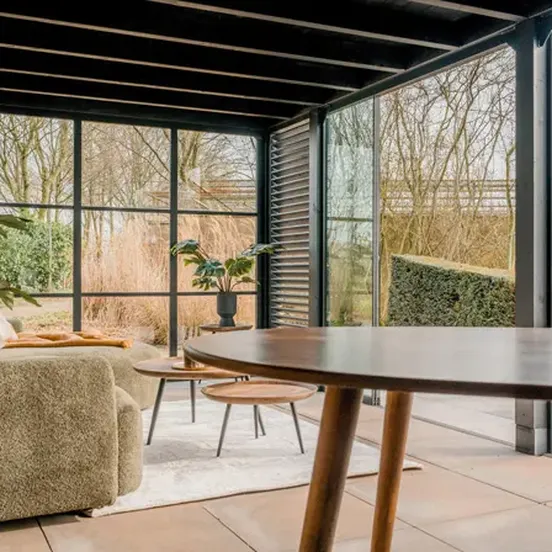 Interieur van een strak buitenverblijf