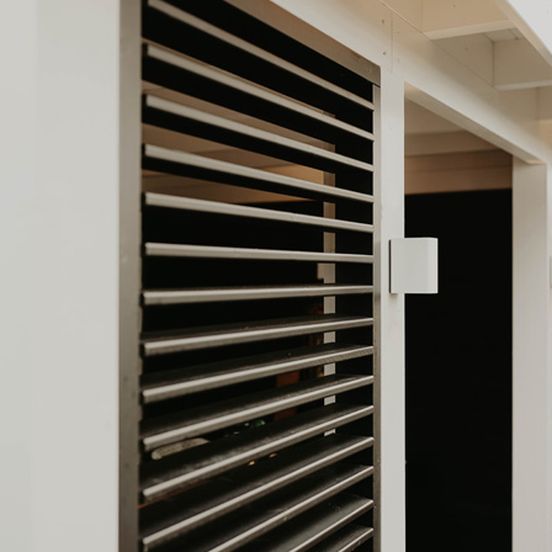 Zwart witte overkapping aan huis