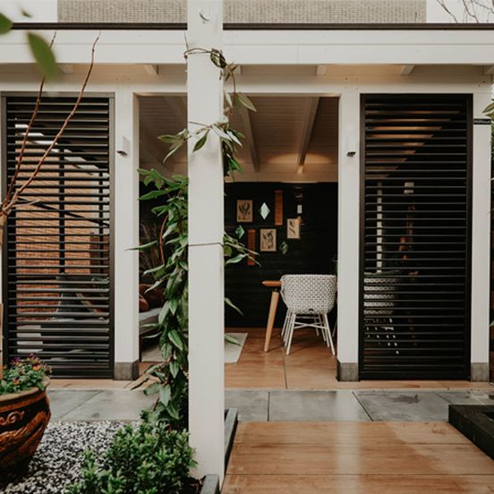 Zwart witte overkapping aan huis