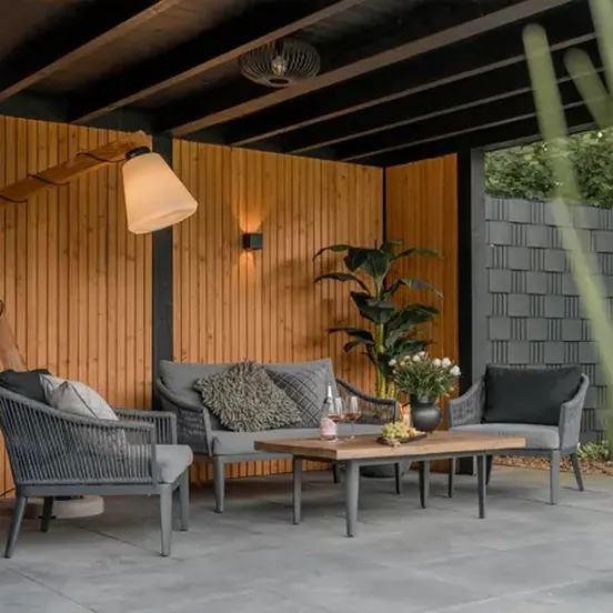 bank en stoelen in een houten buitenverblijf