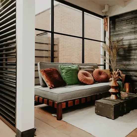 interieur zwart witte overkapping