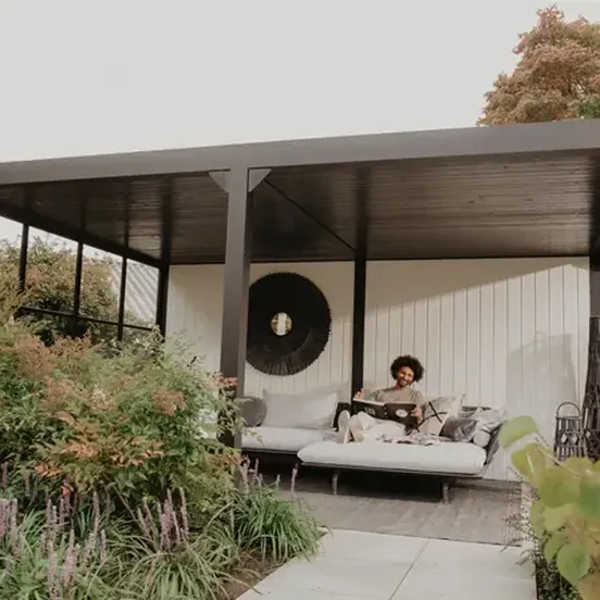 aluminium buitenverblijf met houten achterwanden