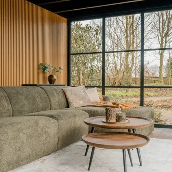 Strak buitenverblijf voorzien van een bank