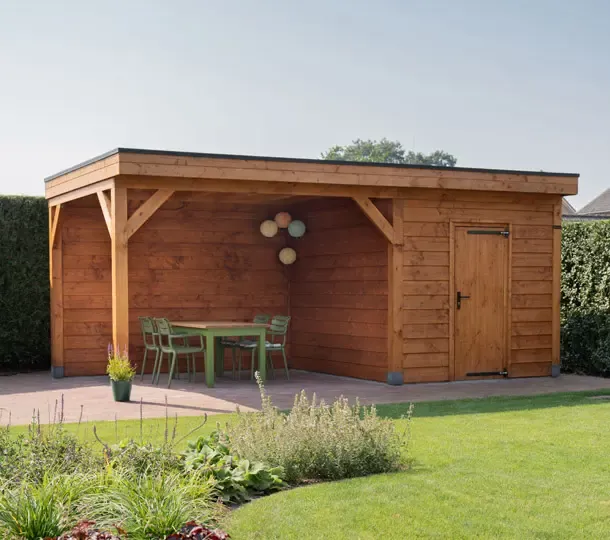 Houten overkapping met zitruimte en opbergruimte