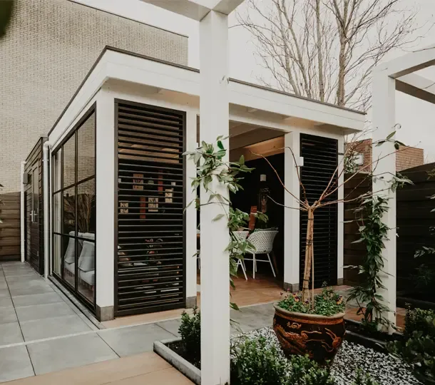 Zwart en wit buitenverblijf aan huis