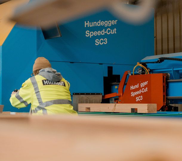 man werkt in de productie