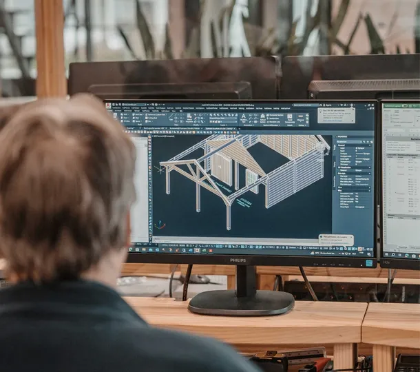 Tekenaar is bezig met het ontwerpen van een houten buitenverblijf