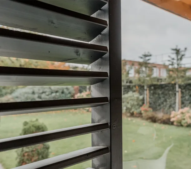 Zwart houten shutter in een buitenverblijf