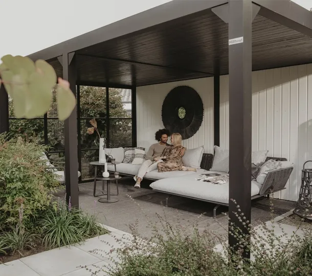 Zwart aluminium buitenverblijf met houten wanden