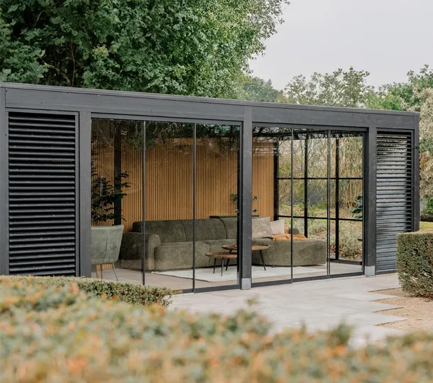 Zwart strak buitenverblijf