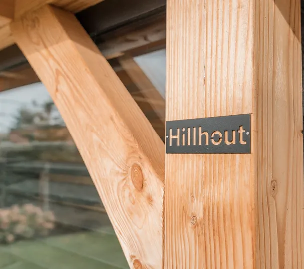 Close up van het logobordje van Hillhout op een houten paal