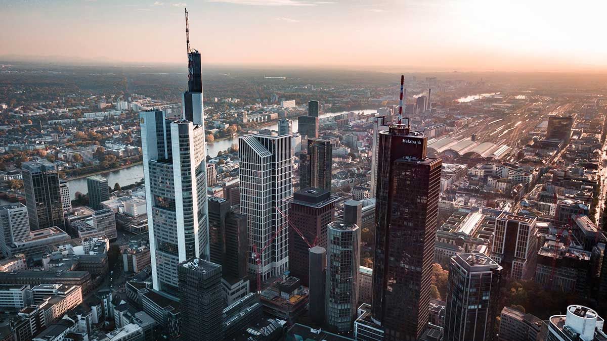 https://a.storyblok.com/f/270183/137815/3c1e054103/frankfurt.jpg