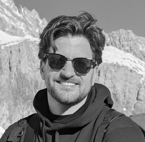 https://a.storyblok.com/f/270183/494x484/e158cf7bbf/jonatan-sempere.png
