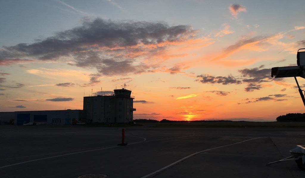 https://a.storyblok.com/f/270183/80022/44477173a5/airport-1.jpg