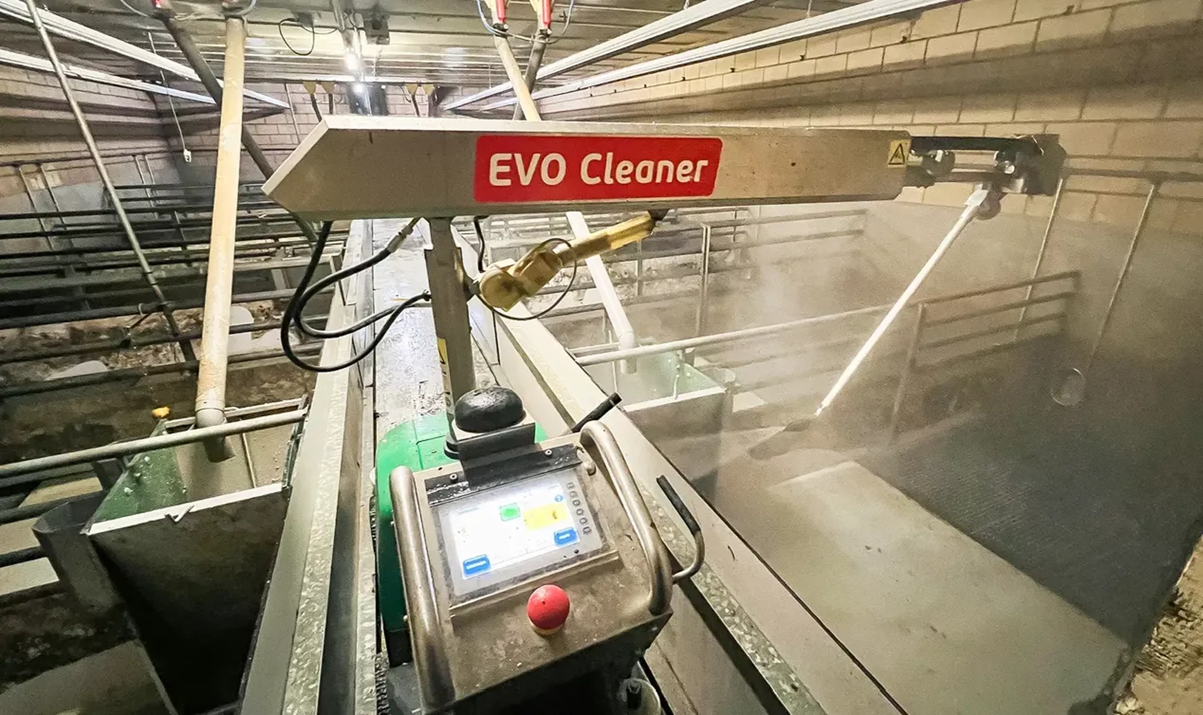 Robot for automatically cleaning pig stables Evo Cleaner