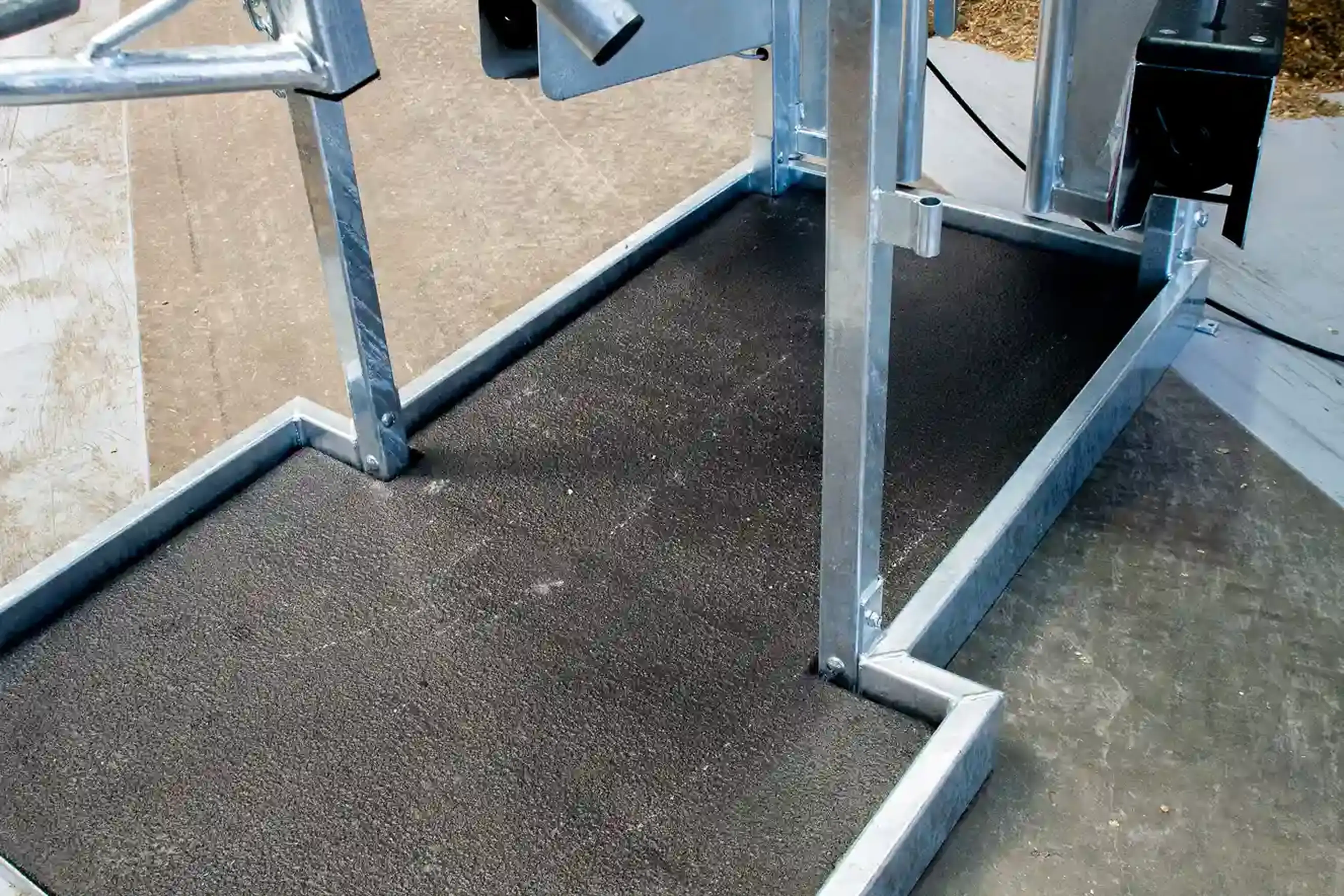 Base plate hoof trimming chute