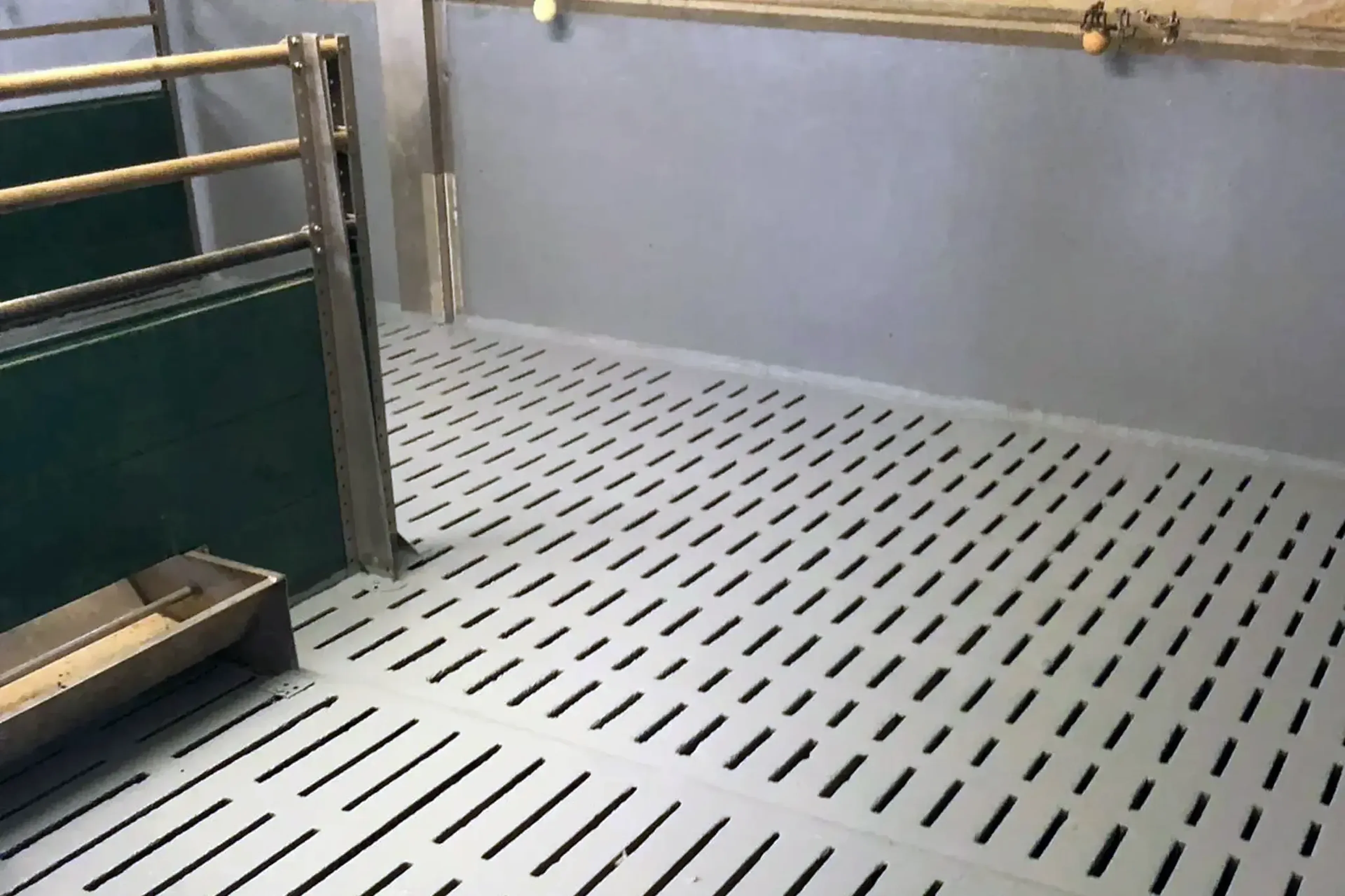 Floor coating for Pigs
