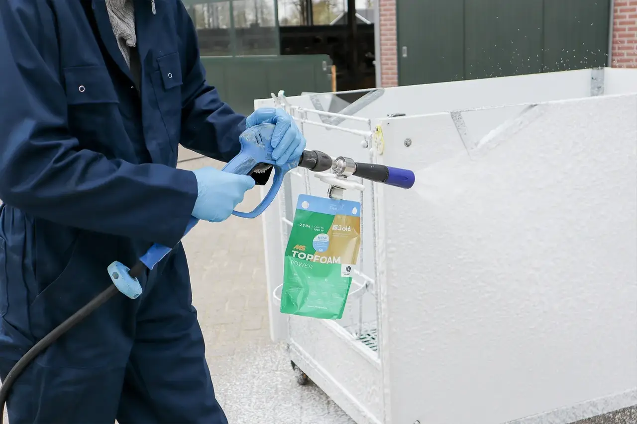 Reinigen einer Kälberhütte mit dem HyBag