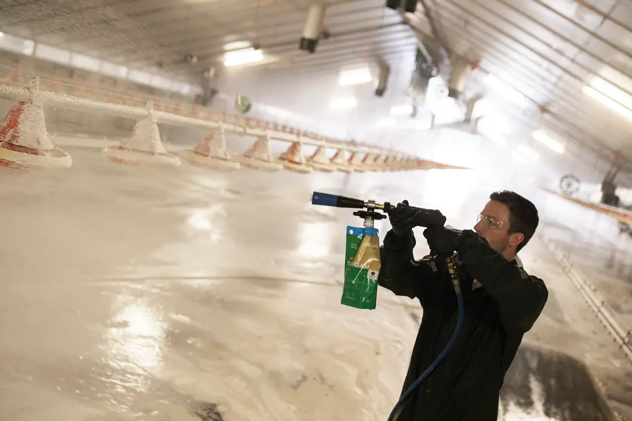 Cleaning a poultry rearing farm with the HyBag®