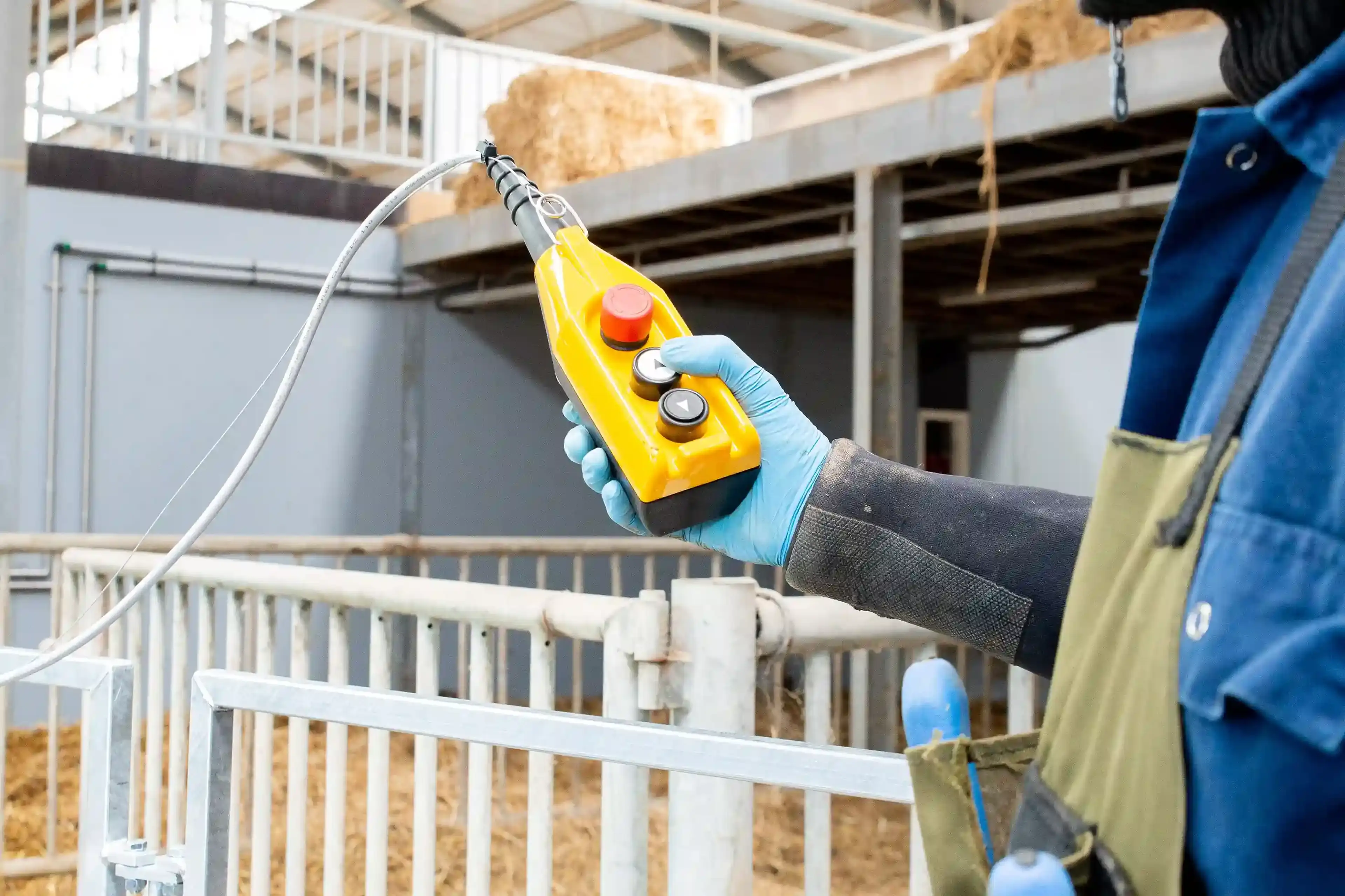 Operating hoof trimming chute