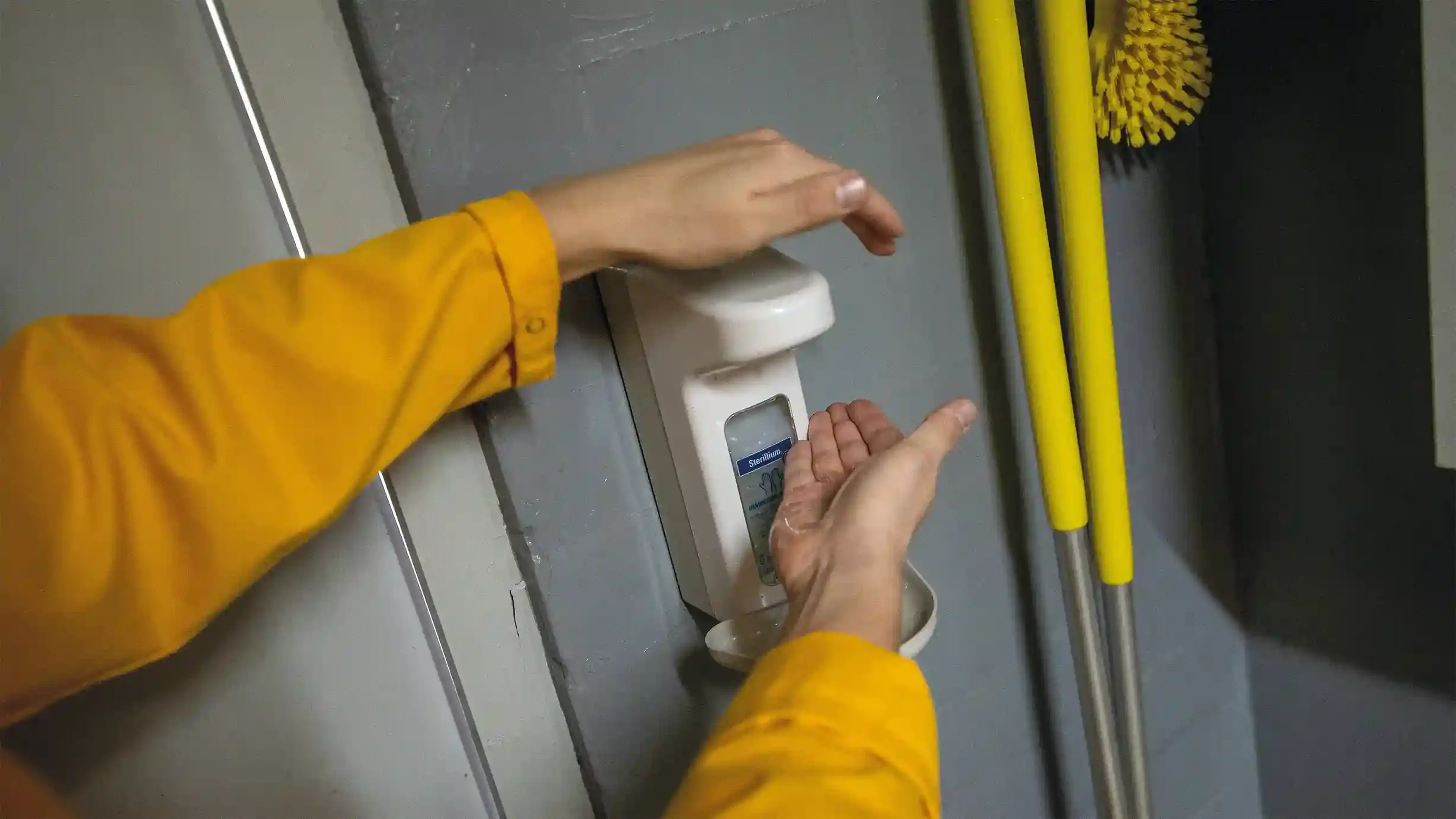Dispender to disinfect hands