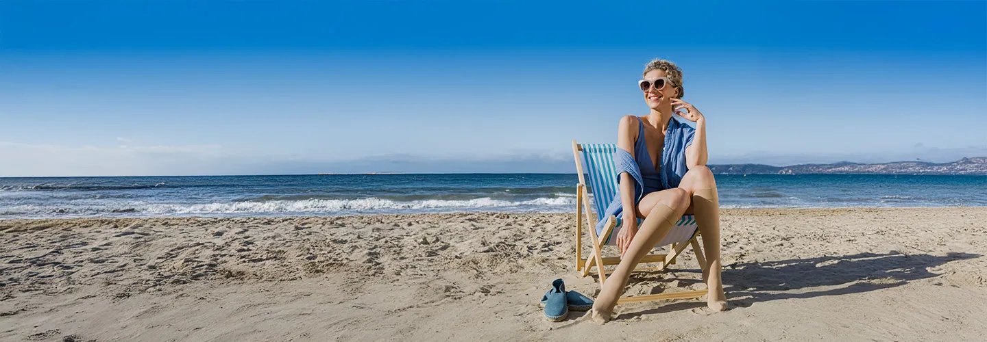 First Level Kategorien Shop Kompression Sigvaris Frau Mit Kompressionsstrümpfen Am Strand