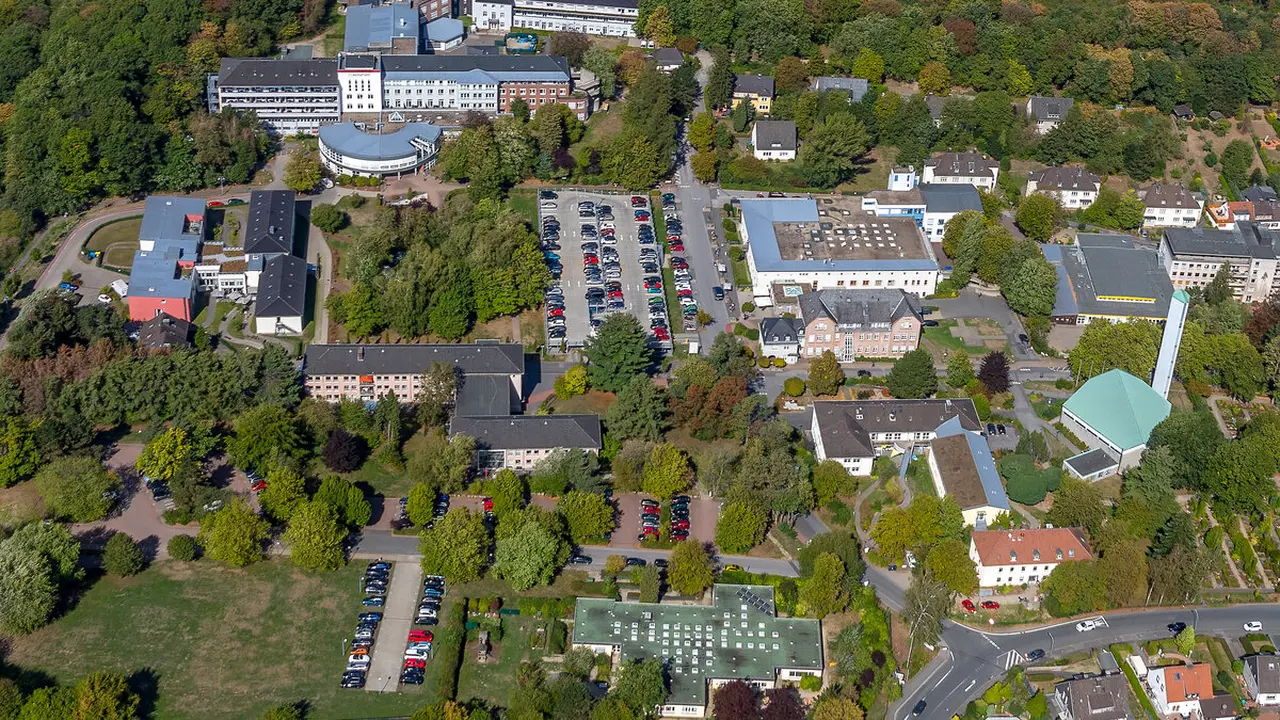 Vogelansicht einer Stadt mit grünen Bäumen, Sanitätshaus Volmarstein Orthopädietechnik GmbH