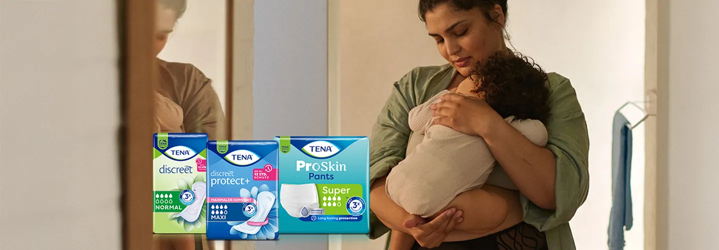 Essity, Tena Binden und Pants, Mutter hält ihr Kind, schaut Baby an