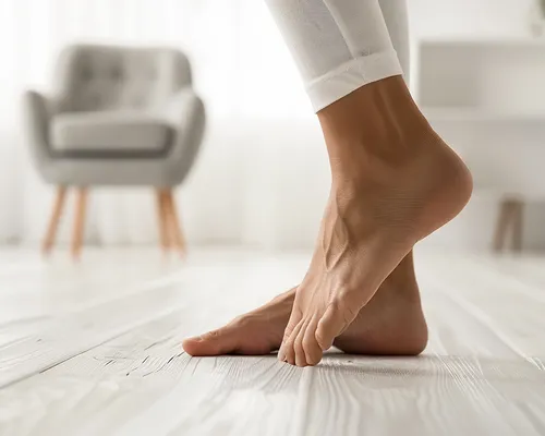 Plattfüße, Schmerzen, Frau macht Übungen, Physiotherapie hilft
