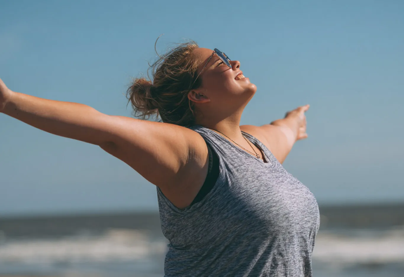 Frau lebensfroh mit Thuasne Mobiderm Oberschenkelstrumpf Kompression einstellbar